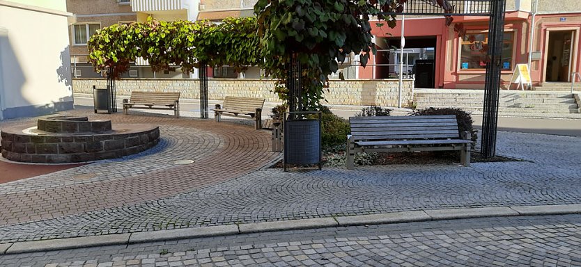 Sitzbänke in der Innenstadt werden saniert (Foto: Karl-Heinz Herrmann) Sitzbänke in der Innenstadt werden saniert (Foto: Karl-Heinz Herrmann)