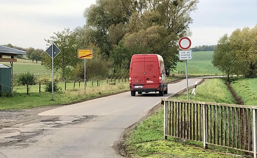 Da rumpelt er hin, verbotener Weise. Wir haben aber das Kennzeichen vorsichtshalber verpixelt (Foto: R.Krone)