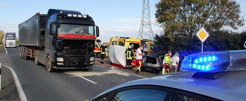 Bei einem Verkehrsunfall am Ortsausgang von Siersleben in Richtung Eisleben wurden am frühen Nachmittag zwei Frauen schwer verletzt. Die Feuerwehren Siersleben und Klostermansfeld, Rettungswagen, ein Rettungshubschrauber und die Polizei waren vor Ort im Einsatz. (Foto: J. Miche)