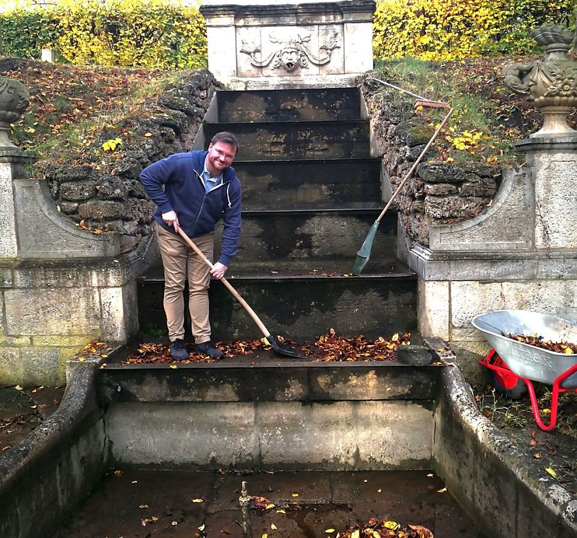 Laubfegen im Schlosspark Ebeleben (Foto: privat)