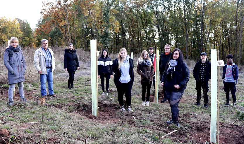 Teilnehmer der Berufsvorbereitung, Projektleiter und Ausbilder des BBZ vor den ersten zehn in Wuchshülsen gepflanzten Douglasien. (Foto: Stadtverwaltung Nordhausen)