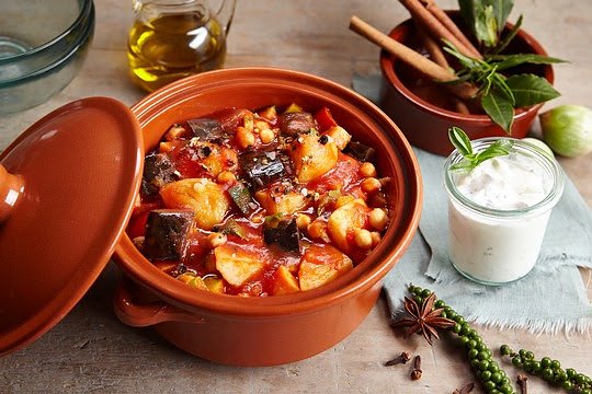 Die farbenreichen orientalischen Kartoffeln mit Kichererbsen, Auberginen und Joghurtsoße passen perfekt zu den bunt gefärbten Blättern des Herbstes (Foto: LV R-W/Jörn Sunderbrink/die-kartoffel.de)