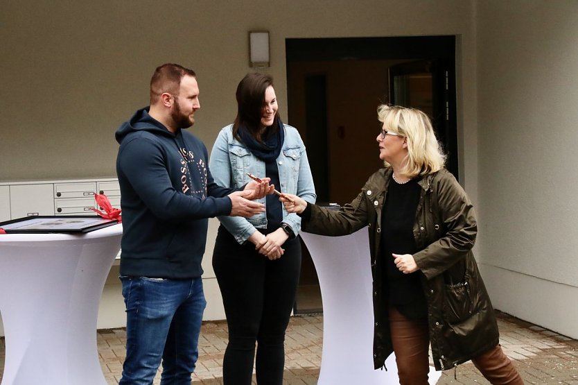 Symbolische Schlüsselübergabe: Christian und Steffi Müller gehören zu den ersten 15 Mietern der neuen Gebäude (Foto: agl)