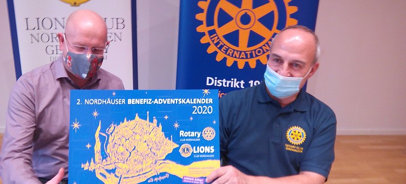 Ein Kalender  für einen guten Zweck. Das Anliegen der Advent-Kalender-Aktion des Rotaryclubs und des Lionsclubs Nordhausen erläuterten die Akteure heute Nachmittag in der Stadtbibliothek. Im Bild Michael Goerk vom Lionsclub (links) und Gunnar Haase vom Rotaryclub. (Foto: Kurt Frank)