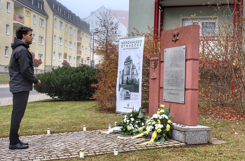 Kranzniederlegung am Gedenkstein durch Nordhausens Oberbürgermeister Kai Buchmann (Foto: Stadtverwaltung Nordhausen)