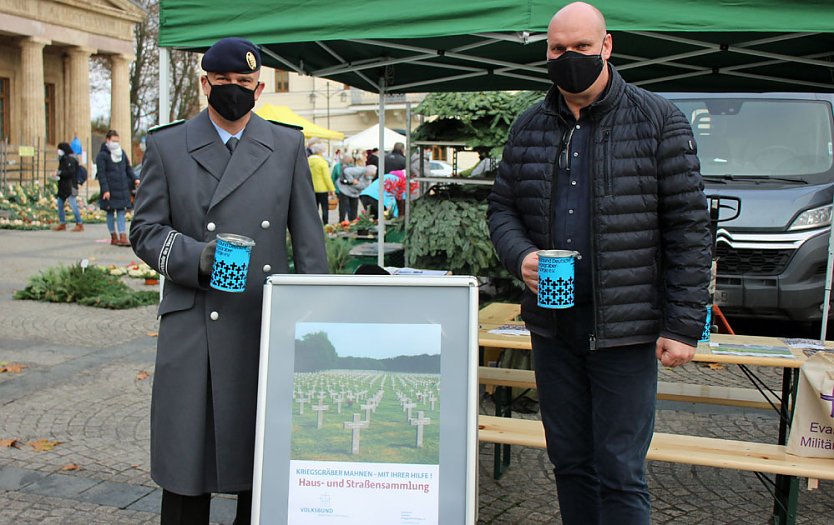 Traditionelle Sammlung für Kriegsgräberfürsorge (Foto: Karl-Heinz Herrmann) Traditionelle Sammlung für Kriegsgräberfürsorge (Foto: Karl-Heinz Herrmann)