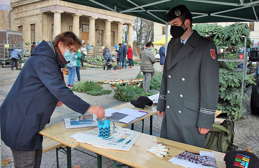 Traditionelle Sammlung für Kriegsgräberfürsorge (Foto: Karl-Heinz Herrmann) Traditionelle Sammlung für Kriegsgräberfürsorge (Foto: Karl-Heinz Herrmann)