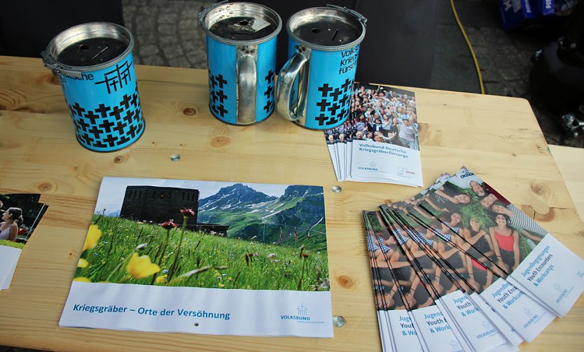 Traditionelle Sammlung für Kriegsgräberfürsorge (Foto: Karl-Heinz Herrmann) Traditionelle Sammlung für Kriegsgräberfürsorge (Foto: Karl-Heinz Herrmann)