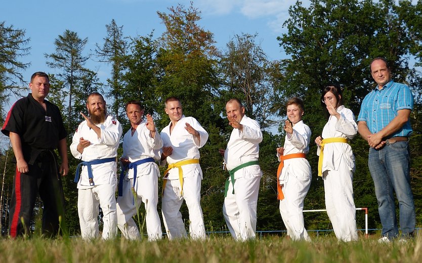 v.l.n.r.: Domenic Hesse (Trainer, 4. Dan), Michael Engelmann, Maik Gr&ouml;bing, Ronald Bunk, Ralf Kletschka, Fiona Kletschka, Janine Demme, Joachim Retzek (Trainer, 8. Dan) (Foto: KSV Leinefelde)