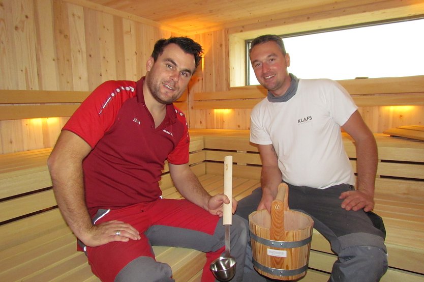 Mario Mayer (Firma Klafs) &uuml;bergibt an den Badehaus-Techniker Michael Nickel das Saunazubeh&ouml;r (Foto: Badehaus Nordhausen)