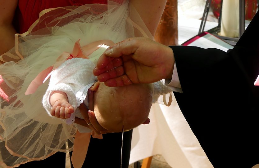 Das Ritual der Taufe (Foto: Evang. Kirchenkreis Südharz)