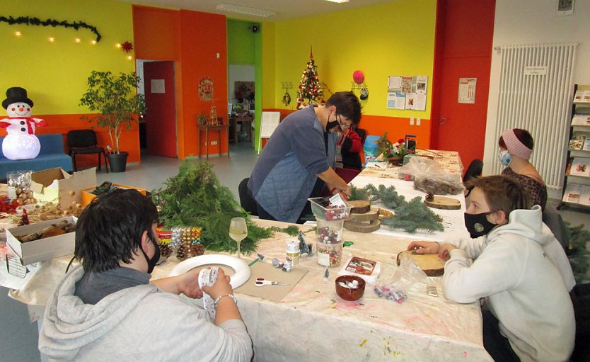 Weihnachtsgestecke gebastelt (Foto: Freizeitzentrum Artern)