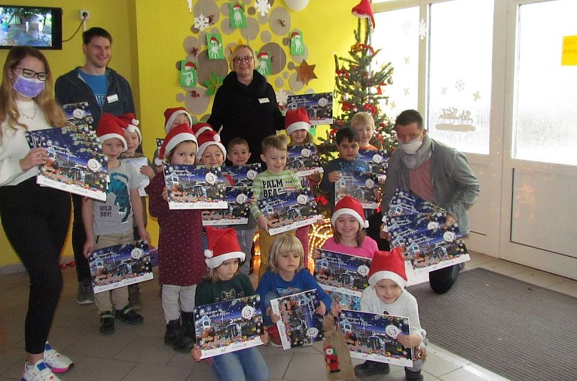 Jens Eisenschmidt &uuml;bergibt mit der Auszubildenden Michelle Ropte die ersten der 237 Kalender an die Kinder von Steffi Weber (Foto: Badehaus Nordhausen GmbH)