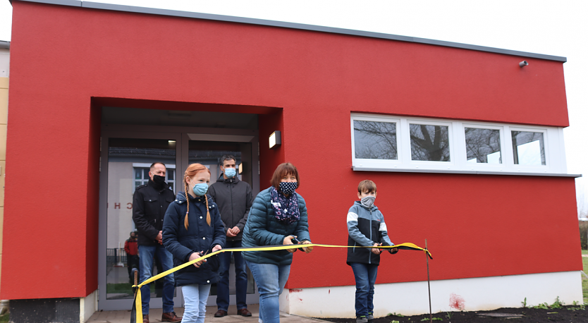 Banddurchschneiden durch Sch&uuml;ler der Grundschule und Lehrerin Frau Nicol Orth. Im Hintergrund OB Kai Buchmann und Thoralf Breuer 	 (Foto: Stadtverwaltung Nordhausen)