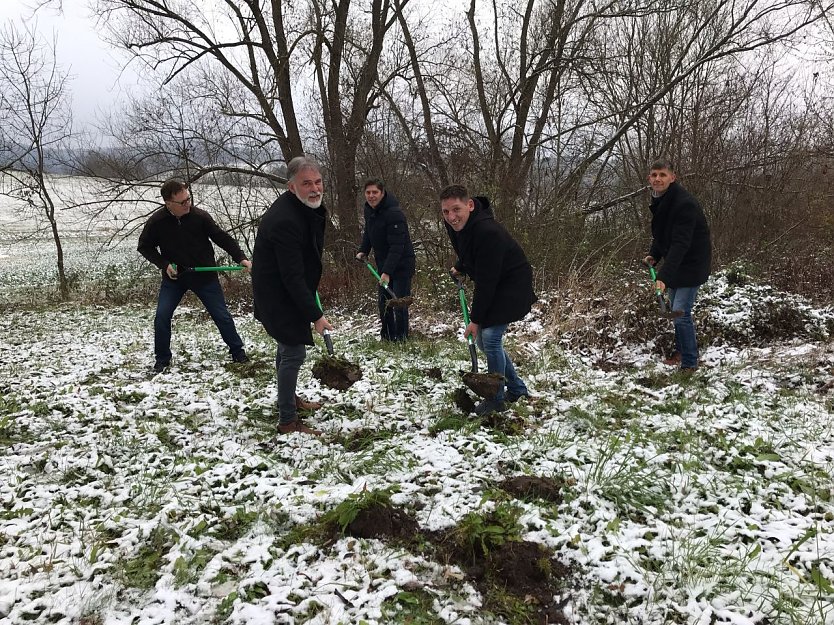 v.l.n.r.: Herr Hardegen (Ortschaftsb&uuml;rgermeister Lengenfeld/Stein), Herr Zanker (Landrat), Herr Bredatsch (HTP GmbH), Herr Henning (B&uuml;rgermeister S&uuml;deichsfeld) und Herr M&uuml;ller (Ingenieurb&uuml;ro M&uuml;ller und Nagora GbR).  Bildrechte: LRA UHK (Foto: Pressestelle Landratsamt Unstrut-Hainich-Kreis)