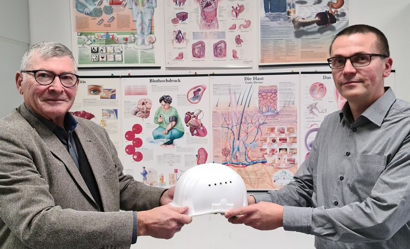 Dr. med. Helmut Ursin und sein Nachfolger, Herrn Markus Pietsch (Foto: Südharz Klinikum Nordhausen) Dr. med. Helmut Ursin und sein Nachfolger, Herrn Markus Pietsch (Foto: Südharz Klinikum Nordhausen)