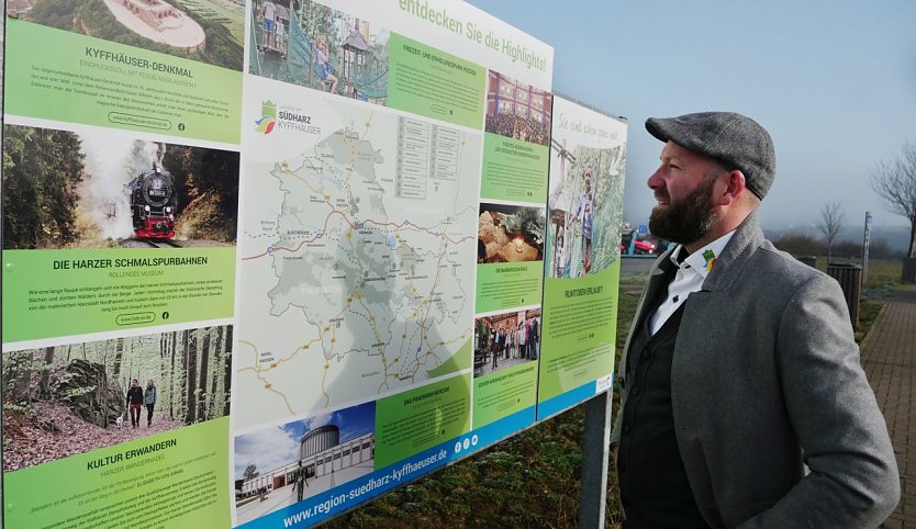 Neue Hinweistafeln an der A38 (Foto: Christian Schelauske)