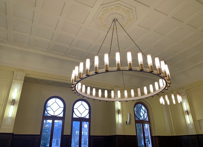 Imposante Deckenlampe im großen Plenarsaal (Foto: oas)