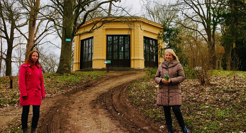 Tun, was möglich ist: Daniela Althaus (links) und Hannelore Haase erläuterten heute was im Park Hohenrode im BUGA-Jahr trotz Pandemie geplant werden kann (Foto: agl)