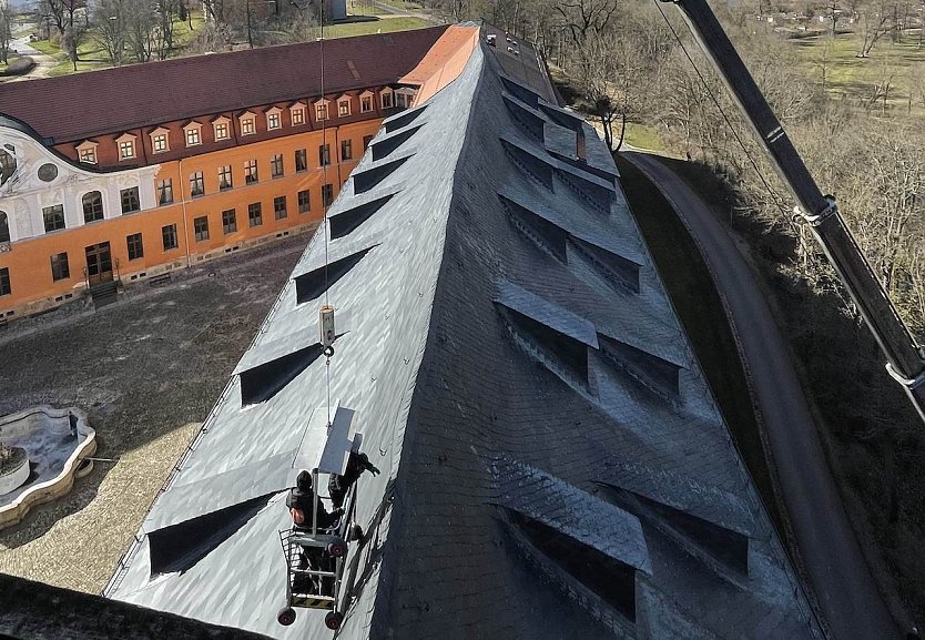 Arbeit in luftiger Höhe: Mit einem Krankorb prüfen Dachdecker die Schieferdächer von Schloss Sondershausen (Foto: Manuel Mucha- Stiftung Thüringer Schlösser und Gärten)