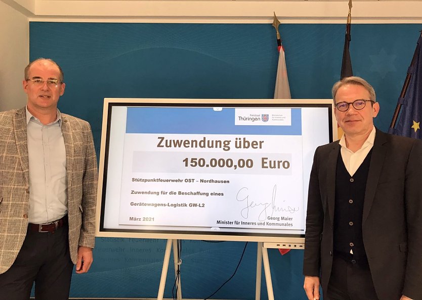 Innenminister Georg Maier hat Landrat Matthias Jendricke jetzt eine Sonderförderung über 150.000 Euro für die Beschaffung eines Gerätewagen-Logistik GW-L2 übergeben (Foto: Pressestelle Landratsamt Nordhausen)