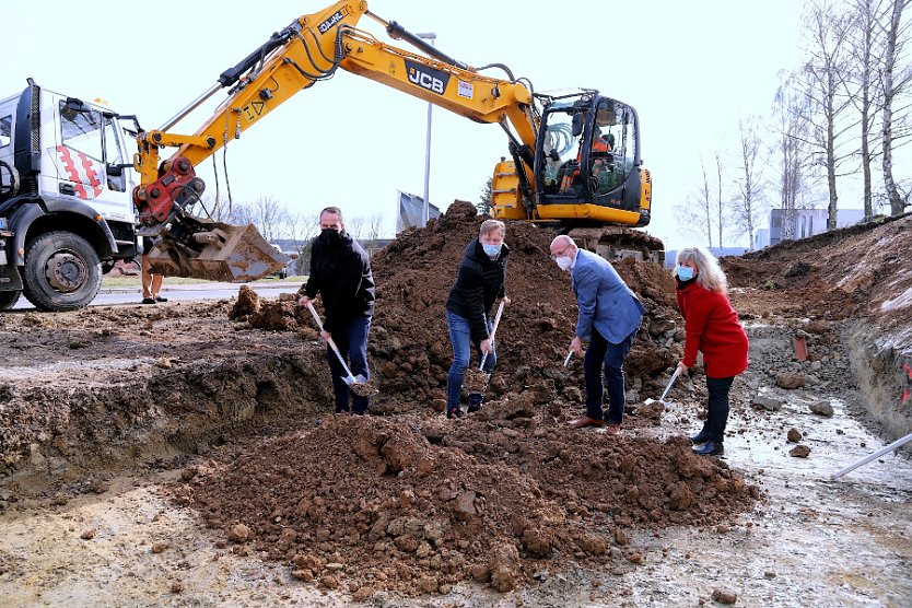 Alexander Stitz, Andreas A. Ebert, Bürgermeister Marko Grosa und Gritt Wahsner (von links) beim offiziellen Spatenstich für die neuen städtischen Garagen in der Leinefelder Heinestraße  (Foto: René Weißbach)