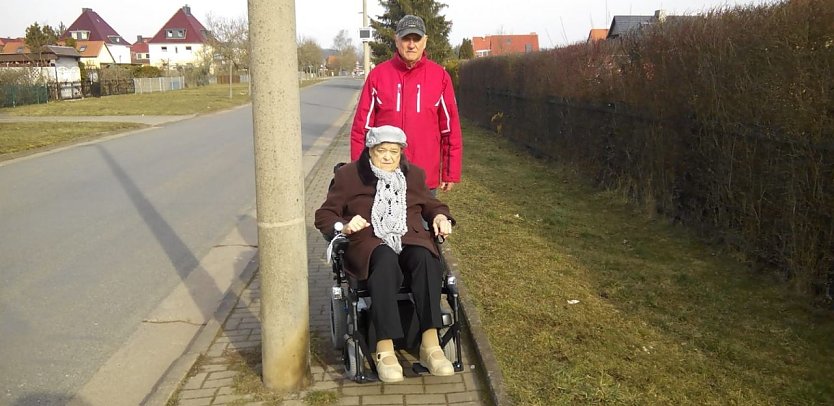 Auch Frank Tabatt macht sich Sorgen um seine Rollstuhl fahrende Schwiegermutter. Auf dem  Fußweg zwischen Weinert und Ricarda-Huch-Straße stehen Lichtmasten. Die Durchfahrt erfordere Geschicklichkeit, wolle man nicht auf dem Grünstreifen oder der Straße landen. (Foto: Kurt Frank)