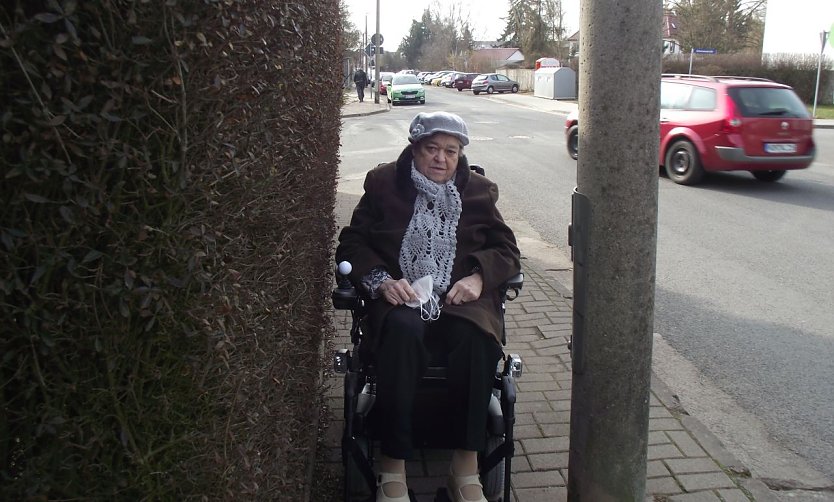 Wäre der Rollstuhl etwas breiter, bliebe die Seniorin zwischen Zaun und Masten eingeklemmt. (Foto: Kurt Frank)