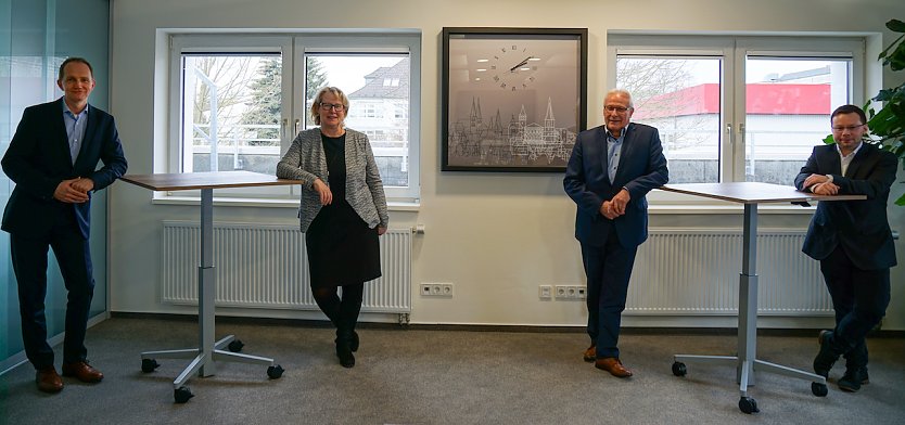 Inge Klaan (SWG), Rico Bolduan (TSW), Rolf Göppel und Mario Laufer (EVN) haben eine entsprechende Absichtserklärung unterzeichnet. (Foto: SWG/Susanne Schedwill)