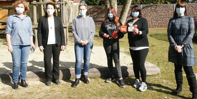  Zu den Gewinnern gehörte die Familie Martin aus Gudersleben, die heute ihren Preis aus den Händen von Elke Schurig (JSW), Vera Angelstein (Kreissparkasse Nordhausen), Anke Dunkel (JSW)  und Annekatrin Teichmann (JSW) entgegen nahmen (Foto: Mathias Daniel)