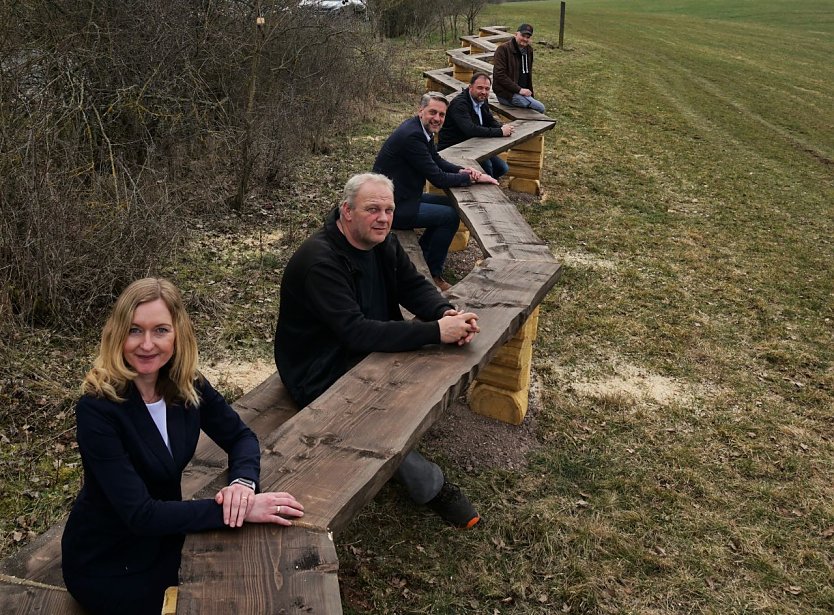 Kultur- und Tourismusausschussvorsitzende Jeanette Goedecke, Harztorbürgermeister Stephan Klante, Mario Eckhardt, Formula-Chef Elmar Zimmer und Landwirt Steffen Peix an der 30,5 Meter langen Sitzbank zwischen Harzungen und Niedersachswerfen. (Foto: S. Schedwill)