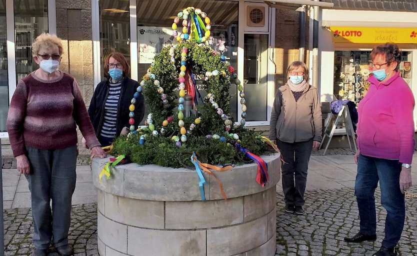 Die Landfrauen schmücken den Brunnen (Foto: Stadt Leinefelde/Worbis)