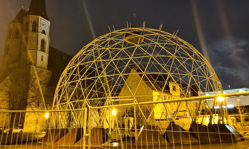 Gerippe des Klimapavillons auf dem Blasiiplatz (Foto: P.Blei)