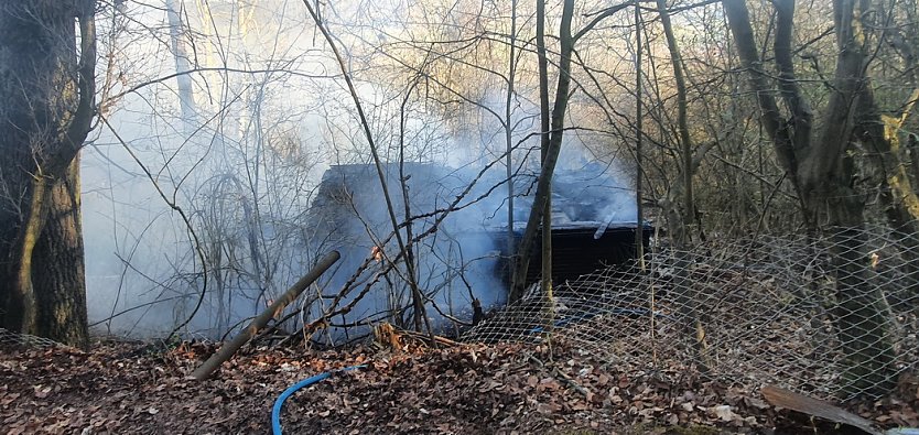 Gartenlaube brannte in Bleicherode (Foto: Feuerwehr Obergebra/Privat )