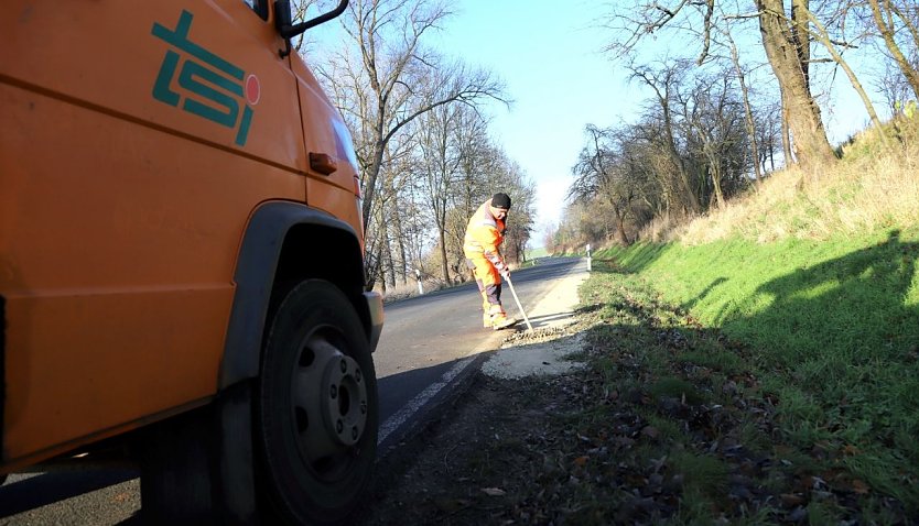 Besonders die Bankette auf beiden Seiten der Straße zwischen Breitenbach und Hundeshagen waren durch das hohe Verkehrsaufkommen stark in Mitleidenschaft gezogen worden und mussten von der Firma TSI aufwendig instandgesetzt werden. (Foto: René Weißbach)