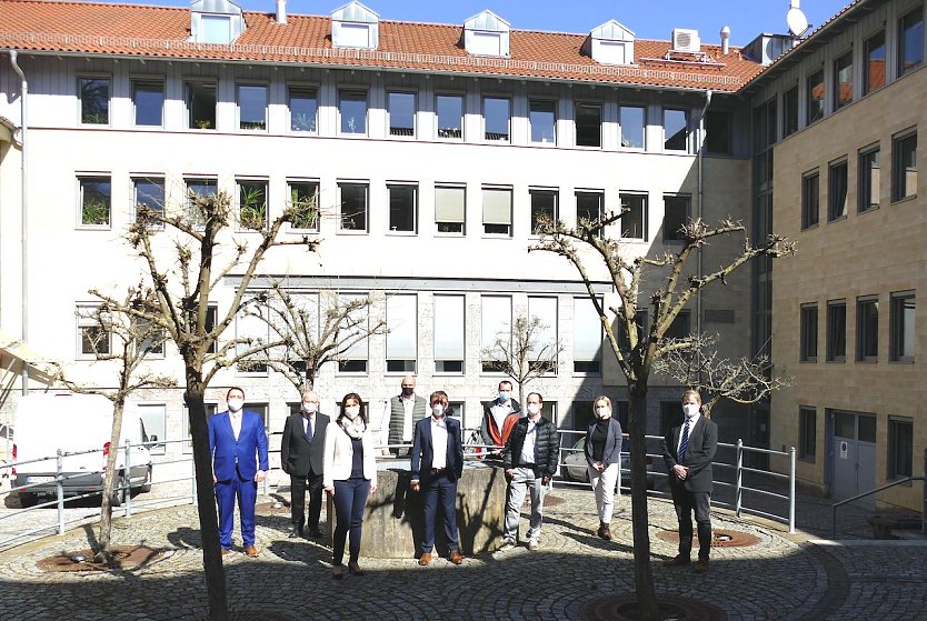 von links nach rechts: Herr Paul Beilke, Geschäftsführer KMG Klinikum Sondershausen Herr Dr. Heinz-Ulrich Thiele, Leitender Kreisdirektor Landratsamt Kyffhäuserkreis Frau Antje Hochwind-Schneider, Landrätin Kyffhäuserkreis Herr Steffen Grimm, Kreistagsmitglied des Kyffhäuserkreises und Bürgermeister Stadt Sondershausen Herr Dr. Ralf Tanz, Geschäftsführer Medizinisches Versorgungszentrum (MVZ) Klin (Foto: Landratsamt Sondershasuen)