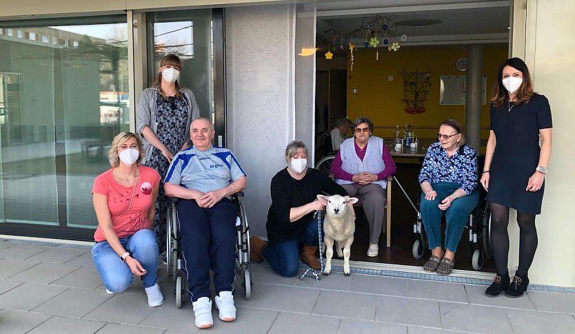 Ein lammfrommer Besuch im Pflegeheim (Foto: A.Mattauch)