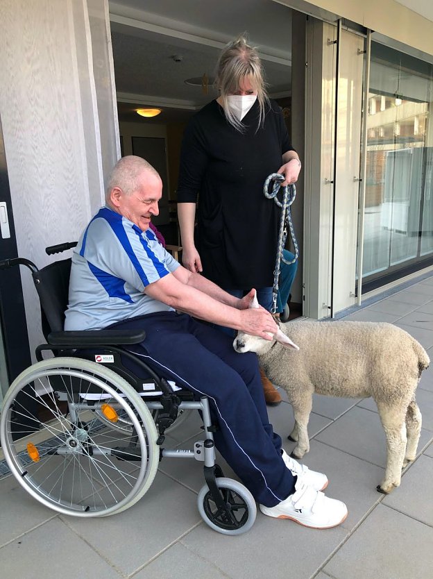 Viel Spaß hatten die Bewohner mit ihrem tierischen Gast (Foto: A.Mattauch)