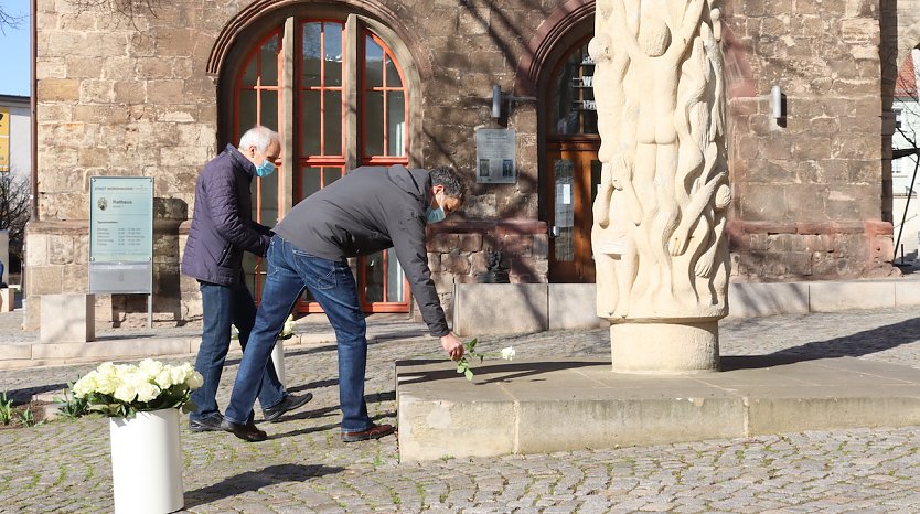 Oberbürgermeister Kai Buchmann und der 2. ehrenamtliche Beigeordnete Peter Uhley gedenken am 3. April 20201 der Zerstörung der Stadt Nordhausen vor 76 Jahren (Foto: Stadtverwaltung Nordhausen)