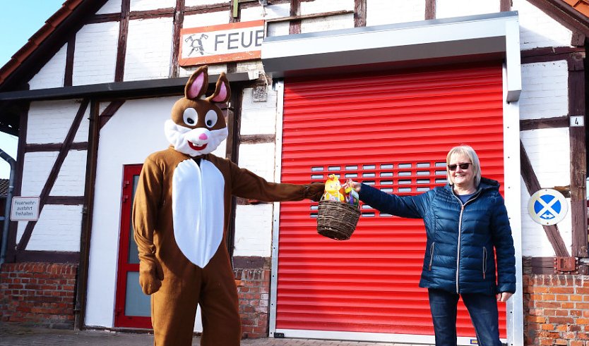 Osterhase Tobias Buschky mit Marita Brehm  (Foto: C.Wilhelm)