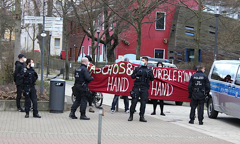 Gegendemonstarnten werden von der Polizei abgeschirmt (Foto: oas)