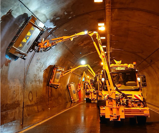 Reinigungsteam der Autobahnmeisterei Zella-Mehlis im Einsatz im Rennsteigtunnel (Foto: Autobahn GmbH)