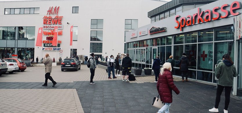 Die ersten Testwilligen kamen am Montag am Kornmarkt zusammen (Foto: agl)