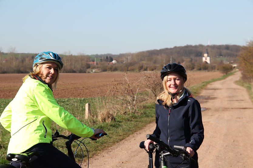 Beanke Juch will Bürgermeisterin von Werther werden und Jeanette Goedecke (beide CDU) tritt zur Landratswahl an. Beide waren mit dem Rad unterwegs und werben für mehr Radwege. (Foto: privat)