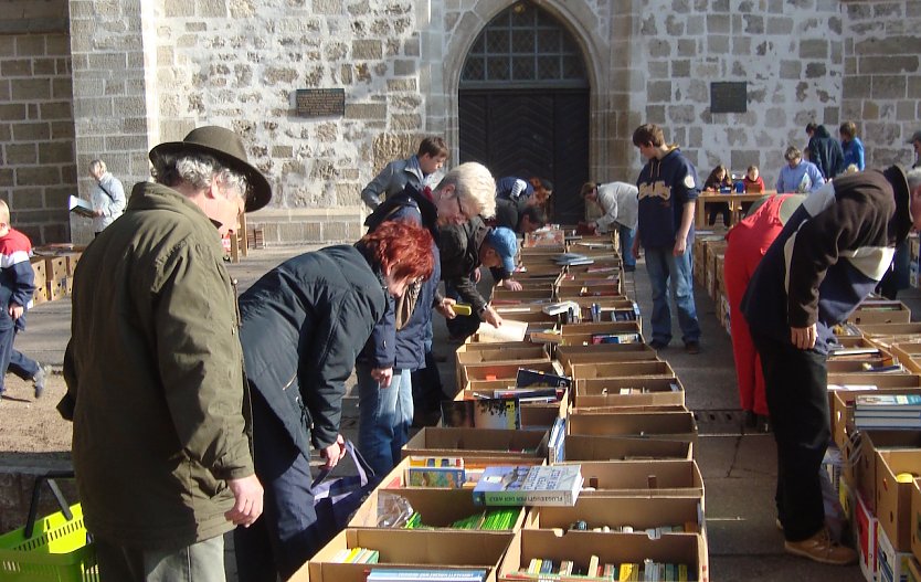 B&uuml;chermarkt vor der Blasiikirche (Foto: F.Tuschy)