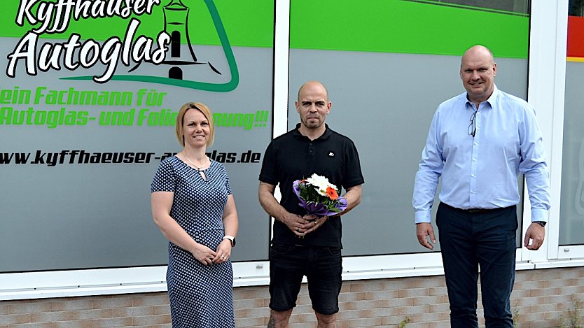 Inhaber Thomas Seehars (Mitte) nahm die Glückwünsche des Bürgermeisters Steffen Grimm und der Vertreterin der Sondershäuser Wirtschaftsförderung, Kathrin Kilian (links), entgegen. (Foto: S.Neumann)