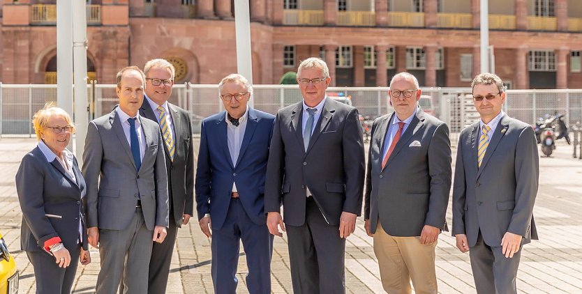 Der Gesamtvorstand des ADAC Hessen-Thüringen, v.l.n.r.: Gisela Warminsky, für den Ortsclub-Bereich Hessen, Jürgen Lachner, für Verkehr, Umwelt und Technik, Renè Burkard, für Motorsport, Claus-O. Herzig, stellv. Vorsitzender und Finanzen, Wolfgang Wagner-Sachs, Vorsitzender, Dr. Hilmar Siebert, für FreizeitReise und Tourismus, Ralf Kärger, Vorstandsmitglied für den Ortsclub-Bereich Thüringen (Foto: ADAC)