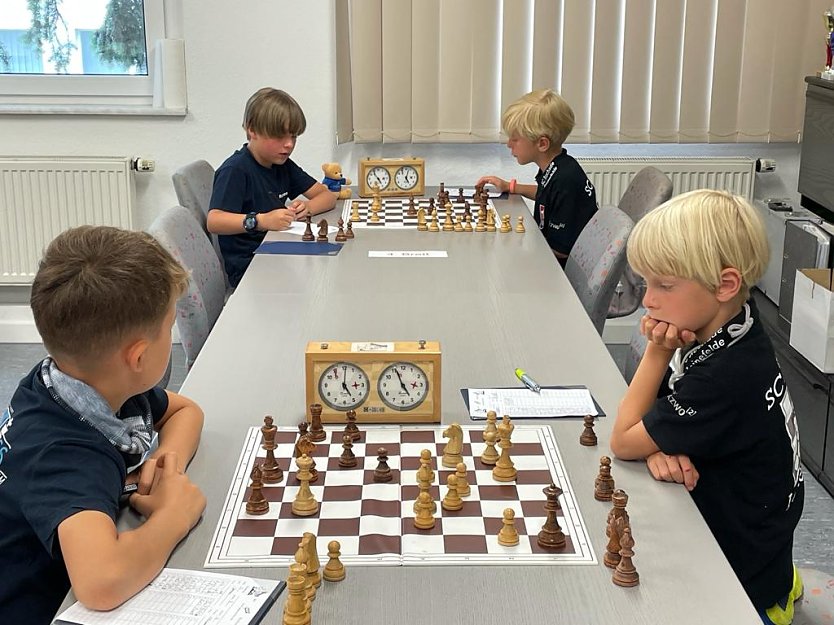 Die beiden jüngsten Leinefelder Spieler (U8!), Jonathan Meitzner (hinten) und Jonas Löffelholz (vorn) im Spiel gegen Stadtilm (Foto: SC Rochade Leinefelde)