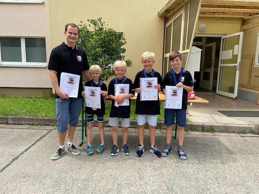 v.l.n.r.: Mannschaftsleiter Christian Löffelholz, Jonas Löffelholz (Brett 4), Jonathan Meitzner (Brett 3), Johan Meitzner (Brett 2) und Simon Löffelholz (Brett 1) (Foto: SC Rochade Leinefelde)