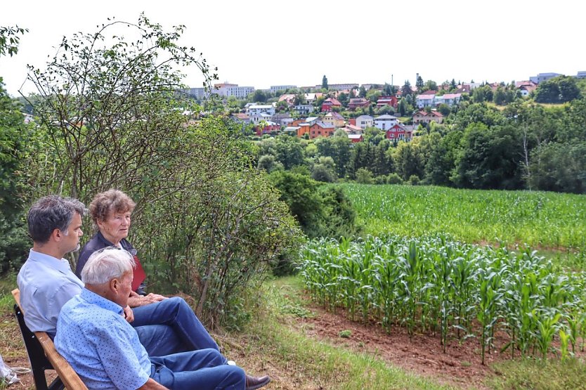 Neue Bank am Kaiserweg - Familie Hartmann und Oberbürgermeister Kai Buchmann (Mitte) (Foto: Stadtverwaltung Nordhausen)